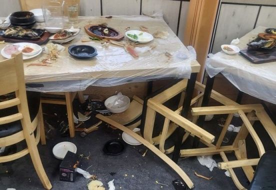 안양시의원들이 저녁 식사를 하던 식당의 모습. A의원이 난동을 부려 접시 여러개가 바닥에 깨진 채 놓여있고, 테이블 위에는 음식물이 어지러이 널려있다. [사진=중부일보 독자 제공]