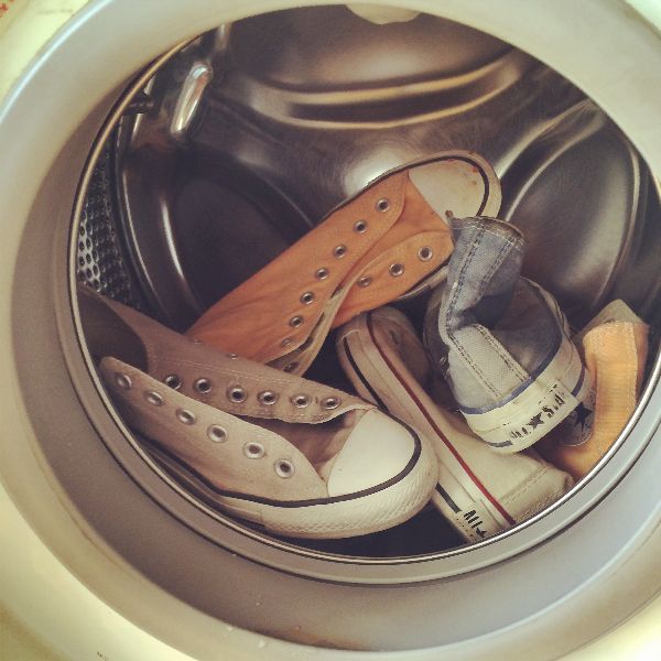 신발 세탁을 업체에 의뢰해 발생하는 소비자 피해가 꾸준히 발생하고 있다. 사진은 세탁기에 신발들이 들어가 있는 모습. 자료사진. [이미지출처=픽사베이]
