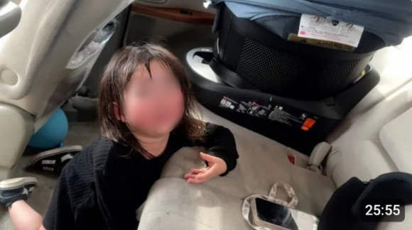 유튜브 ‘raunano_family’ 채널을 운영하는 부부가 올린 영상에서 2살 딸이 차에 갇힌 채 울고 있는 모습 [사진출처=엑스캡처]