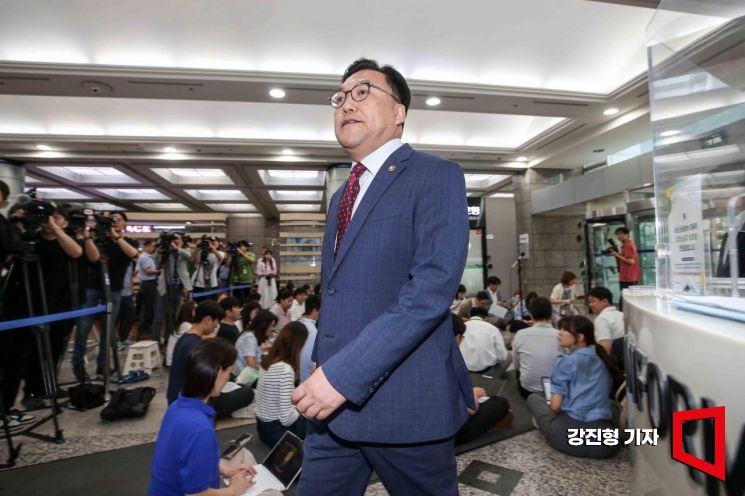 [포토] 인사청문사무실 들어서는 김병환 금융위원장 후보자