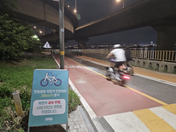 서울 마포구 한강공원에서 자전거 한대가 자전거 도로 중앙선을 밟으며 주행하고 있다. [사진=이지은 기자]