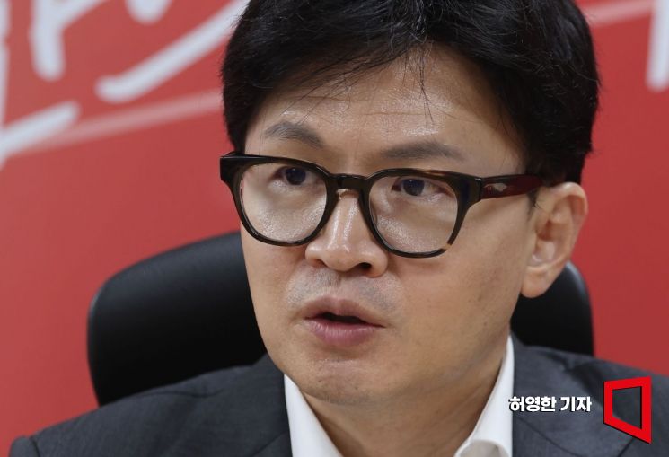 한동훈 국민의힘 대표 후보가 서울 여의도 캠프 사무실에서 아시아경제와 인터뷰하고 있다. 사진=허영한 기자 younghan@