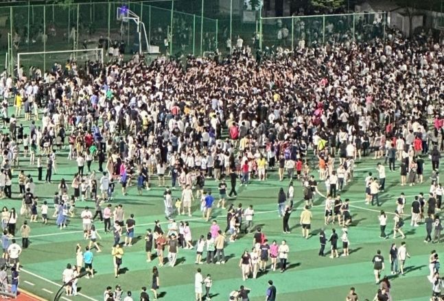 담장 기어오르고 난입시도…"손흥민 떴다" 소식에 아수라장 된 용인 축구장