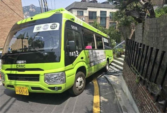 지난 5일 서울 종로구 상명대 인근 언덕길에서 버스가 미끄러지는 사고가 발생했다. [이미지 출처=종로소방서 제공]