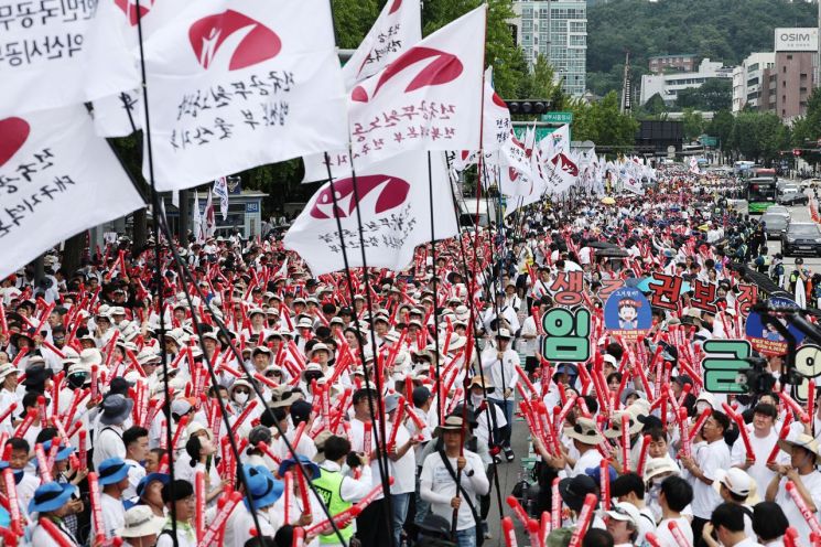 "최저임금 수준에 청년공무원 떠나"…공무원노조 '임금인상' 집회