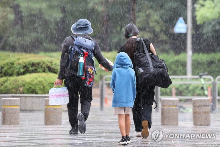 [내일날씨]중부 지방 중심 강한 장맛비…천둥·번개 동반