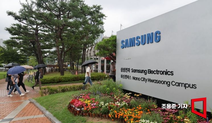 삼성전자 최대 노조인 전국삼성전자노동조합이 사흘간 총파업 돌입을 선언한 8일 경기도 화성 삼성전자화성사업장에 직원들이 출근을 하고 있다. 노조는이날 총파업궐기대회를 열고 10일까지 화성사업장 정문 앞에서 집회를 여는 등 쟁의 행위를 이어갈 계획이다. 사진=조용준 기자 jun21@