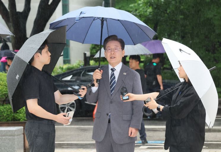 더불어민주당 이재명 전 대표가 8일 오후 서울 서초구 서울중앙지법에서 열리는 '공직선거법 재판 위증교사 혐의' 관련 1심 속행 공판에 출석하기 전 취재진 질문에 답하고 있다. [출처=연합뉴스]