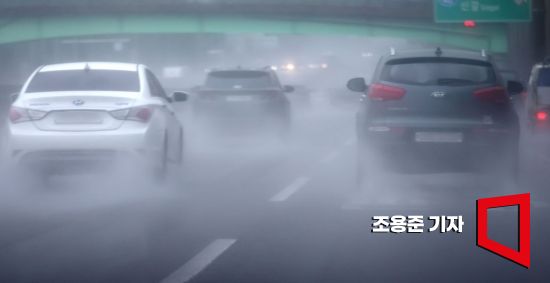 서울을 비롯해 중부지방에 많은 비를 뿌린 8일 경기도 수원 부근에서 차량들이 물보라를 일으키며 달리고 있다. 사진=조용준 기자 jun21@