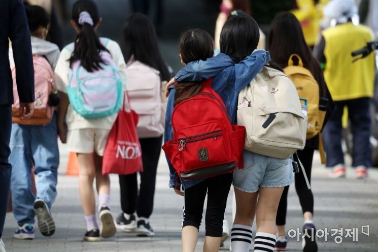 "해외여행 못 가면 '개근거지' 놀림 받는 한국 아이들"…외신도 놀랐다