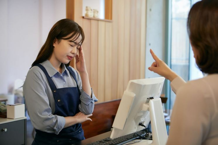 식사대접한 노숙인 "고기도 달라"…거절하니 옆 손님은 "야박하다"