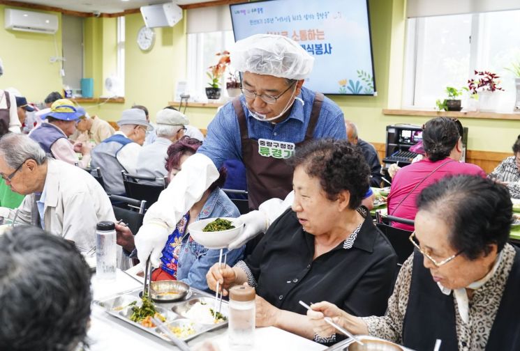 류경기 중랑구청장 경로당 배식봉사로 ‘소통행정’ 펼쳐