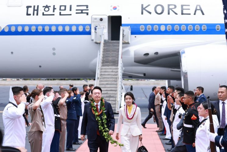 尹대통령 부부, 하와이 도착…인태사령부 등 방미 일정 시작