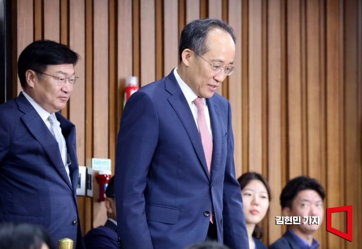 [포토] 원내대책회의 참석하는 추경호