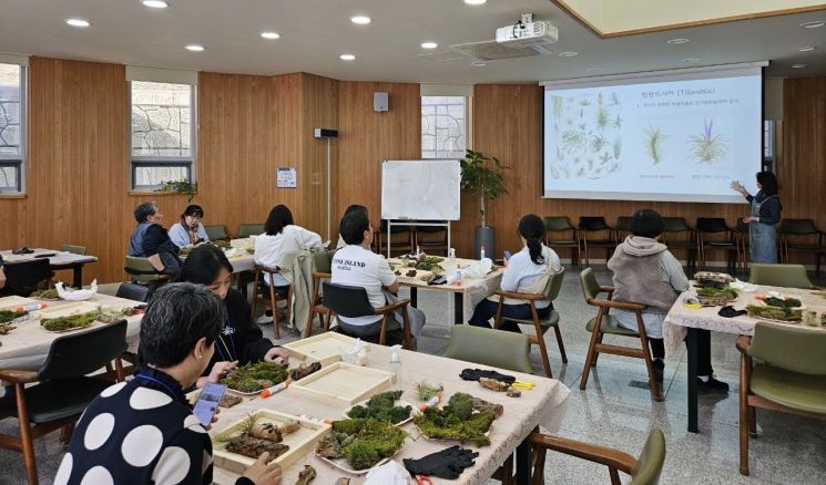 용인시가 지난해 실시한 치유 원예 교육에서 수강생들이 실습을 하고 있다. [사진제공=용인시]