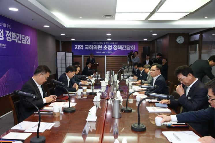 홍남표 창원특례시장 “소통·협력으로 변화 만들어가자” … 지역 국회의원과 국비확보 전략 논의