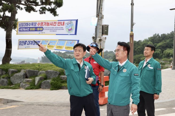 박동식 시장이 여름철 집중호우 태풍 자연 재난지역 현장 점검을 하고 있다.