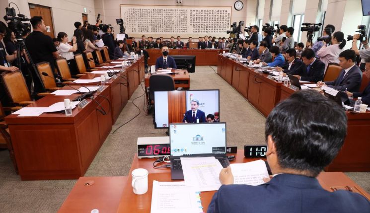 지난달 21일 오전 국민의힘 위원들이 불참한 가운데 국회 법제사법위원회에서 '순직 해병 진상규명 방해 및 사건은폐 등의 진상규명을 위한 특별검사 임명법'(채상병특검법)에 대한 입법청문회가 열리고 있다. [이미지출처=연합뉴스]