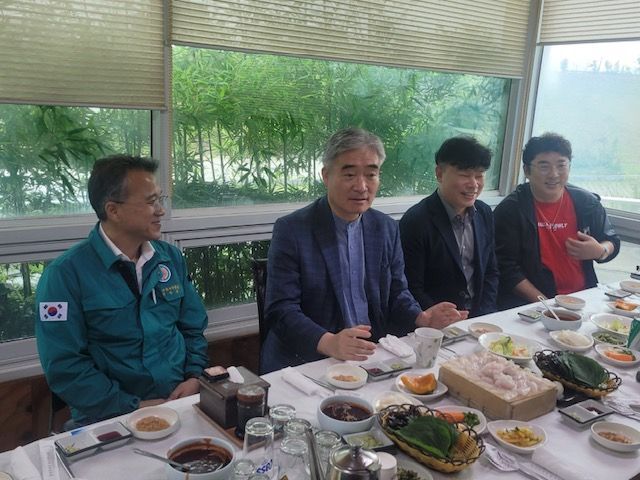 마산어시장 상인들과 함께한 조명래 창원특례시 부시장