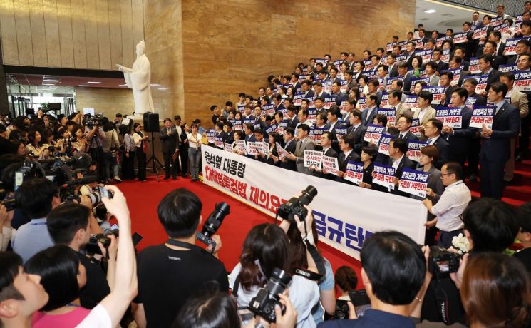 "윤석열 정권, 국민에게 선전포고" 특검법 거부에 격분한 野