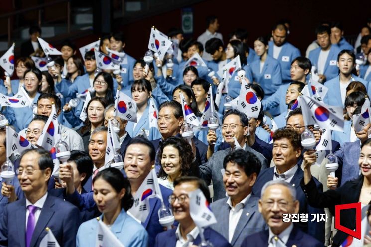 [포토] 태극기 흔드는 파리올림픽 선수단
