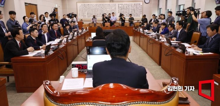 [포토] 법사위, '尹 탄핵청원' 청문회 의결…김건희 여사 등 증인 채택