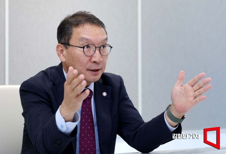 Kim Hak-soo, CEO of Nextrade, is being interviewed by Asia Economy at his office in the Yeouido Financial Investment Center in Seoul. Photo = Reporter Kim Hyun-min kimhyun81@