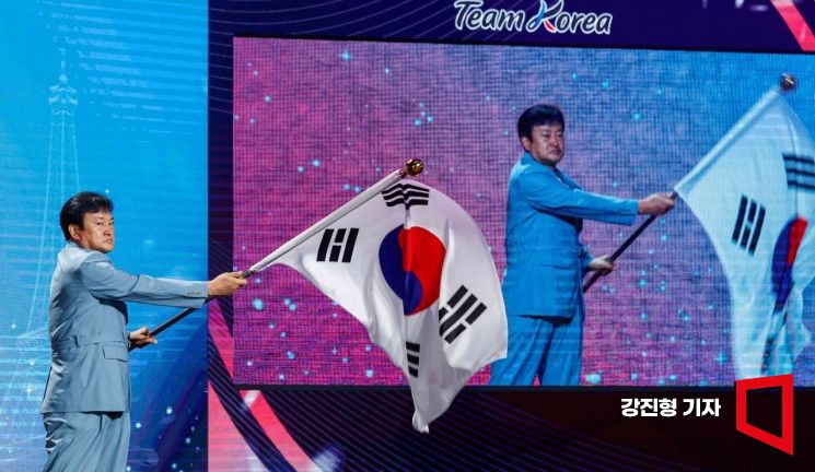 [포토] 단기 흔드는 정강선 올림픽선수단장