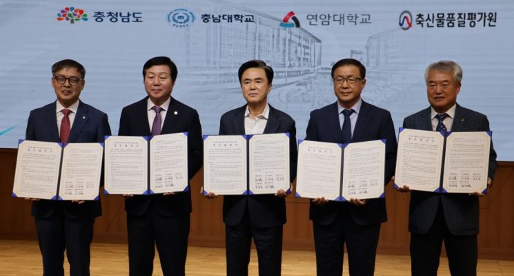  김태흠 "축산업도 양복입고 출퇴근할 수 있도록 바뀌어야"