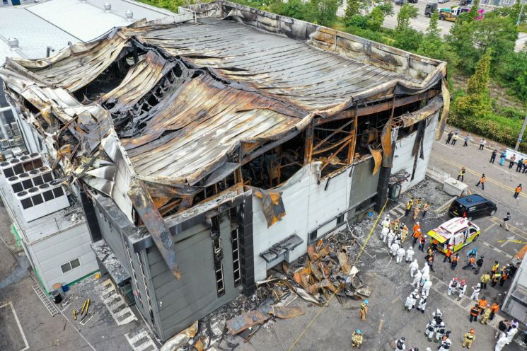 지난달 24일 화재로 31명의 사상자를 낸 경기도 화성시 서신면 전곡리 소재 아리셀 공장 화재 현장 전경. [연합뉴스]