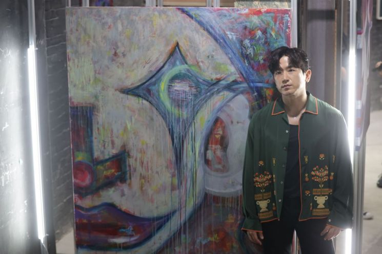"무혐의 도와줄게"…신화 이민우에 26억 뜯은 방송작가 징역 9년
