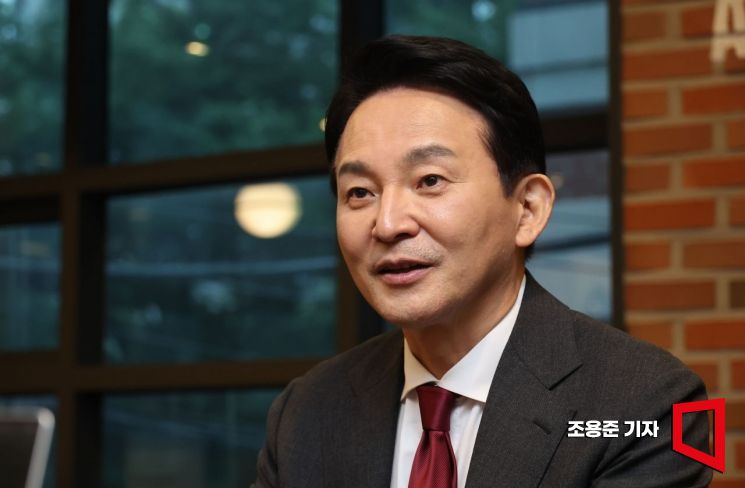 원희룡 국민의힘 당대표 후보가 서울 광화문에서 아시아경제와 인터뷰를 하고 있다. 사진=조용준 기자 jun21@