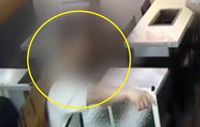A씨가 주문하러 온 모습. [이미지출처=JTBC '사건반장' 캡처]