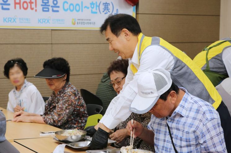 정은보 한국거래소 이사장이 초복맞이 부산지역 취약계층 배식봉사를 하고 있다. [사진제공=한국거래소]