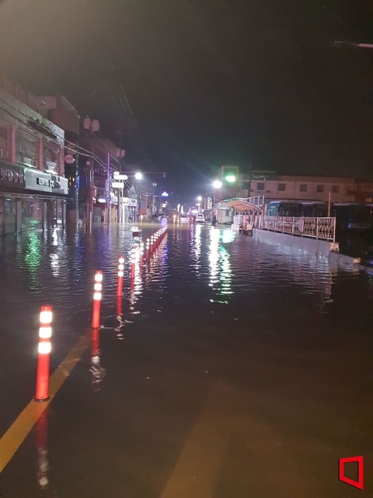 지난 10일 충남 서천에 204.5mm의 극한 호우가 쏟아져 농경지가 침수되고 도로가 유실되는 등 큰 피해를 입업다.