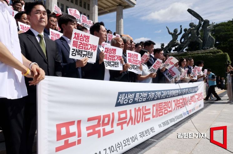 더불어민주당을 비롯한 야6당과 시민사회 관계자들이 10일 국회 본청 앞 계단에서 순직해병특검법 거부 규탄·민생개혁입법 수용 요구 기자회견을 하고 있다. 사진=김현민 기자 kimhyun81@