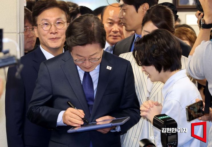 [포토] 지지자에게 사인 해주는 이재명