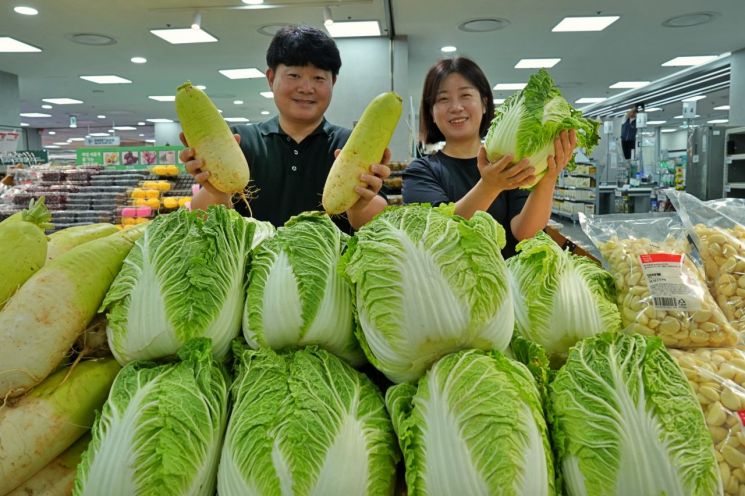 롯데마트 관계자들이 롯데마트 제타플렉스 잠실점 농산매장에서 상생 농산물을 홍보하고 있다. [사진제공=롯데마트]