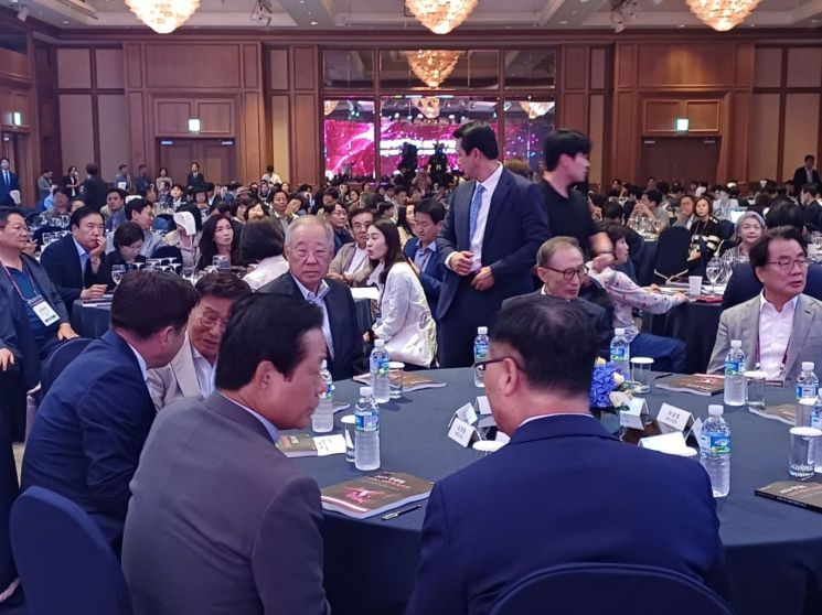 이명박 전 대통령(오른쪽)과 류진 한국경제인협회 회장(왼쪽)이 10일 제주 서귀포 롯데호텔 제주에서 열린 '2024 한경협 CEO 제주하계포럼'에 참석했다.[사진=문채석 기자]