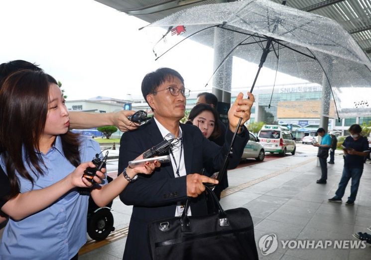 경찰 관계자가 10일 오후 서울 시청역 역주행 사고 운전자 2차 조사를 위해 서울 종로구 서울대병원으로 들어가고 있다.(사진출처=연합뉴스)