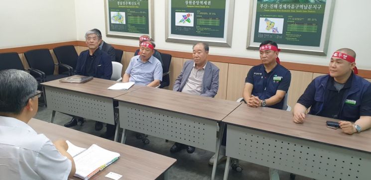 경남 창원 현동남양휴튼 대책 촉구 대표단이 경남개발공사 관계자들에게 입주 지연과 체불 대금에 관한 해결책을 요구하고 있다. [사진=이세령 기자]