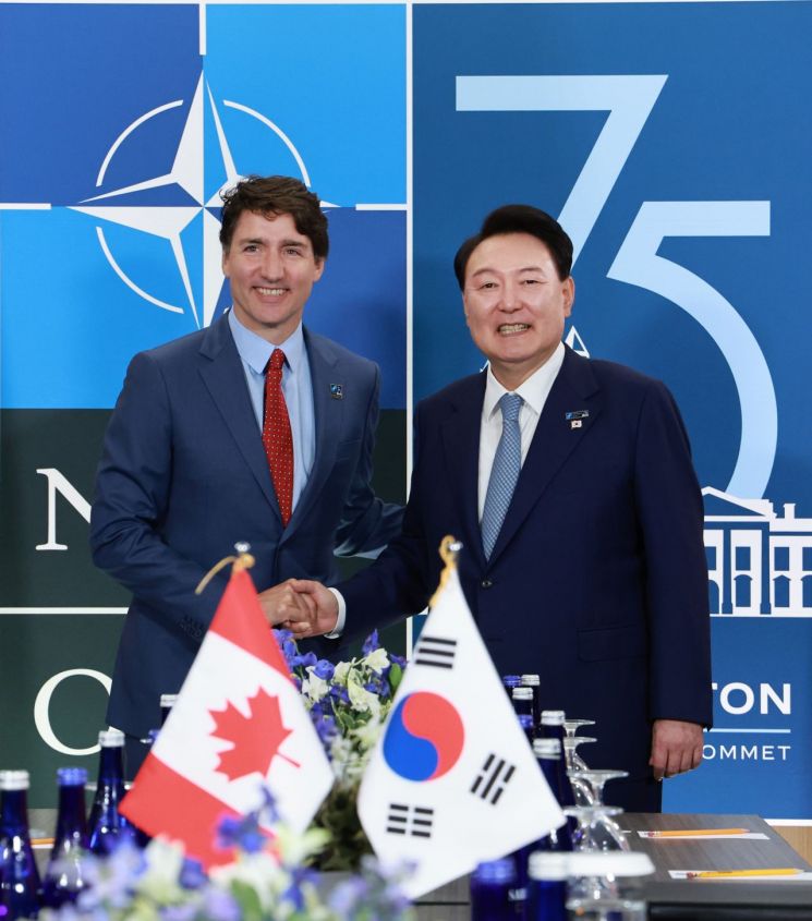 윤석열 대통령이 10일(현지시간) 북대서양조약기구(NATO·나토) 75주년 정상회의가 개최된 미국 워싱턴DC 월터 E. 워싱턴 컨벤션센터에서 열린 한-캐나다 정상회담에서 쥐스탱 트뤼도 캐나다 총리와 악수하며 기념 촬영을 하고 있다. [이미지출처=연합뉴스]