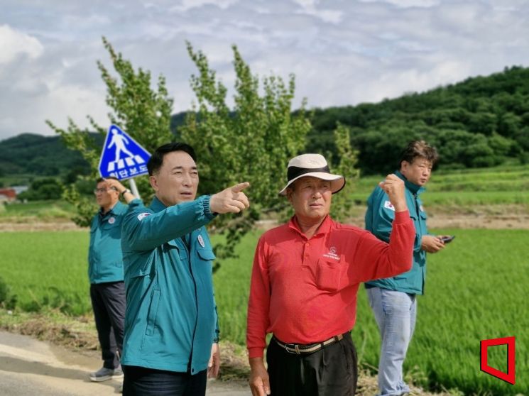 박수현 의원이 단 시간에 집중호우가 쏟아져  피해를 입은 부여군 피해지역을 점검하고 있다./박수현의원측