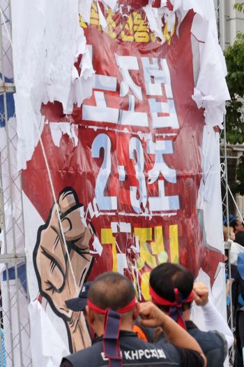 10일 오전 광주 광산구 진곡산단 모트라스 광주공장 앞에서 열린 금속노조 총파업투쟁 광주전남대회에서 참가자들이 퍼포먼스를 펼치고 있다.[사진출처:연합뉴스]