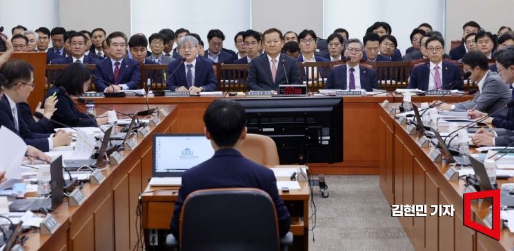 11일 국회에서 열린 행정안전위원회 전체회의에서 의원들이 질의하고 있다. 사진=김현민 기자 kimhyun81@