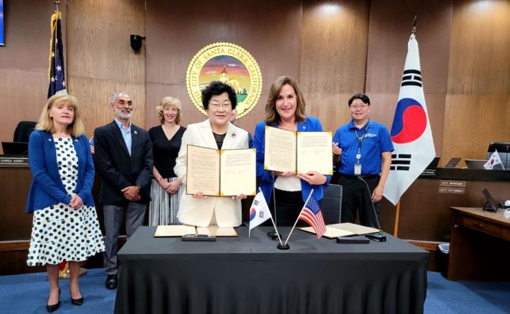 김경희(왼쪽) 이천시장과 리사 길모어 미국 캘리포니아주 산타클라라 시장이 산타클라라시청에서 열린 우호교류 협약식에서 협약서를 들어보이고 있다. [사진제공=이천시]