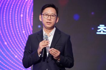 배경훈 LG AI연구원 원장이 11일 제주 롯데호텔에서 열린 ‘2024 한경협 CEO 제주하계포럼’에 참석해 '생성형 AI 생태계의 현황 및 대응방향'을 주제로 발표하고 있다.[사진제공=한경협]