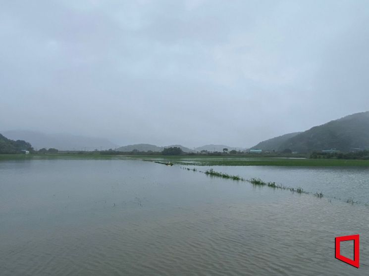 지난 10일 충남 서천에 204.5mm의 극한 호우가 쏟아져 농경지가 침수되고 도로가 유실되는 등 큰 피해를 입업다.