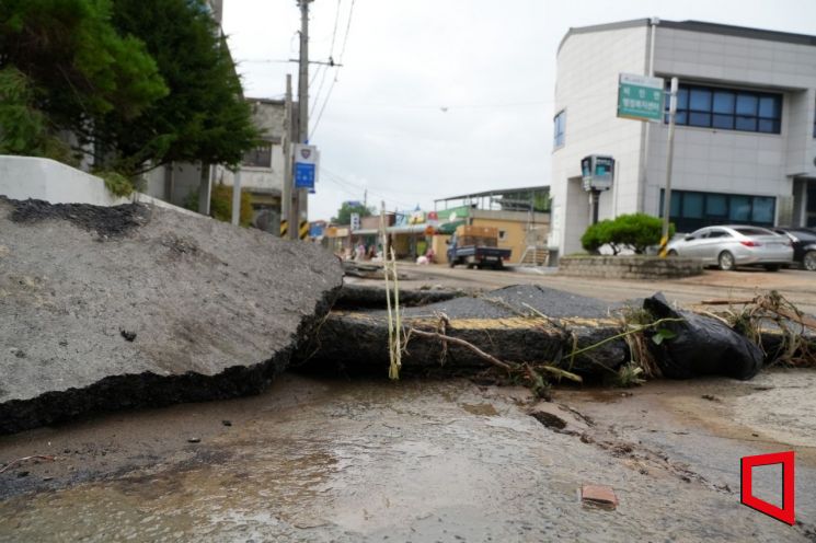 지난 10일 충남 서천에 204.5mm의 극한 호우가 쏟아져 농경지가 침수되고 도로가 유실되는 등 큰 피해를 입업다.