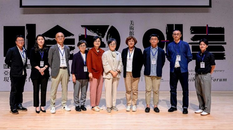 Commemorative photo of the opening ceremony of the exhibition "Calligraphy in the Museum_ Korean Modern and Contemporary Calligraphy Exhibition" held at the Taoyuan City Museum of Fine Arts in Taiwan. <br>[Photo by National Museum of Modern and Contemporary Art]